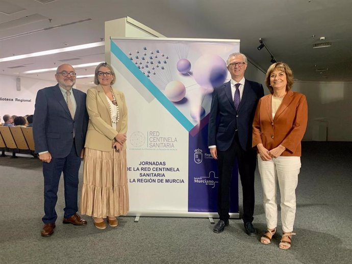 De izq. A dcha, el director general de Salud Pública, José Jesús Guillén; la directora general de Atención Primaria, Josefa Marín; el consejero de Salud, Juan José Pedreño, y la jefa del servicio de Epidemiología, Mª Dolores Chirlaque