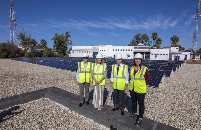 Visita a las placas fotovoltaicas de la ETAP de Huelva.