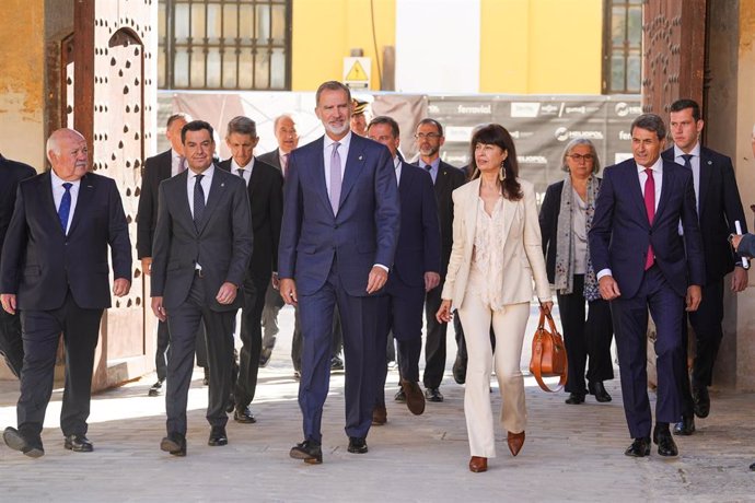 El Rey Felipe VI a su llegada a la Real Fábrica de Artillería de Sevilla este lunes acompañado de autoridades autonómicas y del Gobierno central.