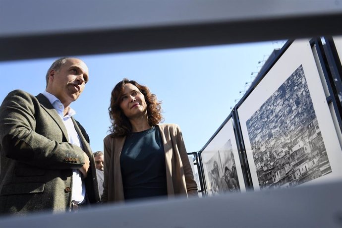 El fotoperiodista Álvaro Ybarra y la presidenta de la Comunidad de Madrid, Isabel Díaz Ayuso, en la inauguración de la exposición ‘Bolivariano’ del fotoperiodista Álvaro Ybarra, en la Puerta del Sol, a 21 de octubre de 2024, en Madrid (España). 