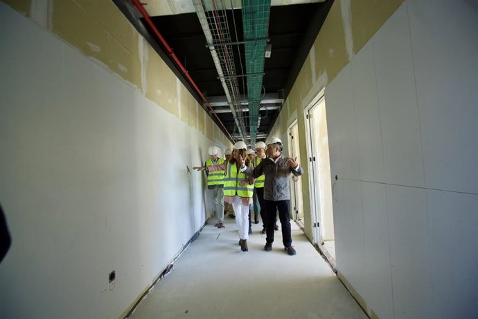 La consejera de Desarrollo Educativo y Formación Profesional, María del Carmen Castillo (i), durante la visita a la obra del Conservatorio Superior de Música Andrés de Vandelvira de Jaén.