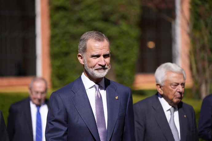 El Rey Felipe VI este lunes, junto al presidente de la Cámara de Comercio de Sevilla, Francisco Herrero.