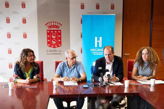 El viceconsejero de Turismo del Gobierno de Canarias, José Manuel Sanabria; el presidente del Cabildo de La Gomera, Casimiro Curbelo; la consejera delegada de Hecansa, Paola Plasencia, y la consejera insular de Turismo, María Isabel Méndez