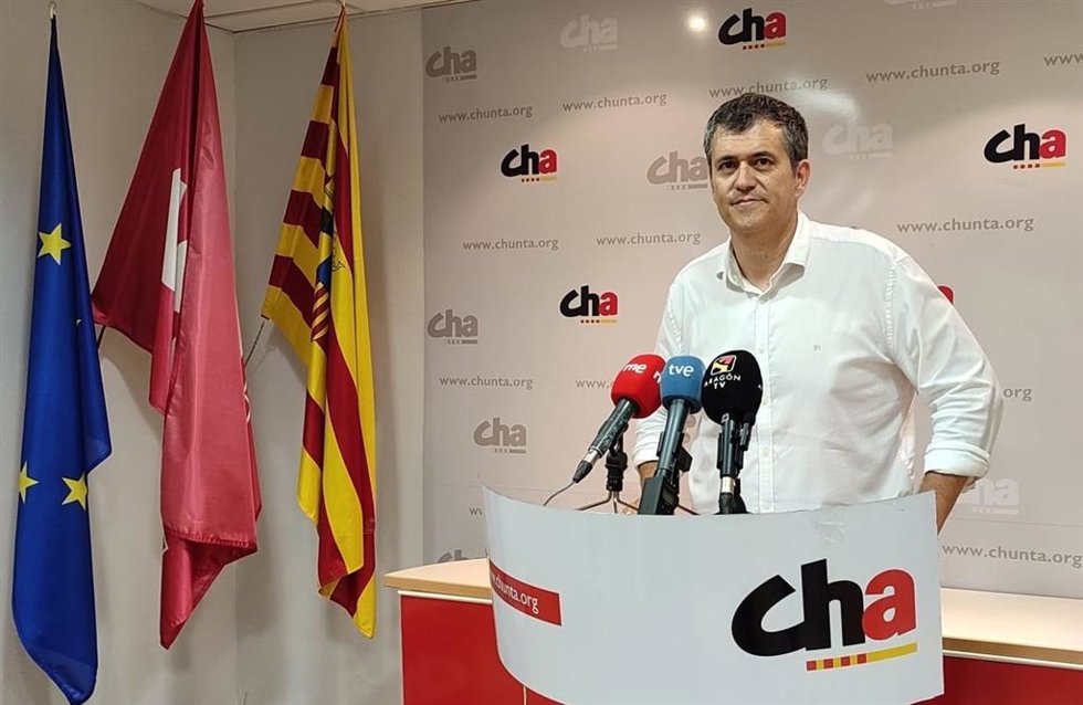 Archivo - El presidente de CHA, Joaquín Palacín, en una rueda de prensa.