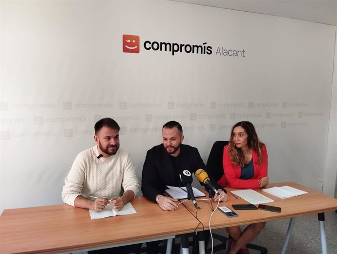 El diputado de Compromís-Sumar en el Congreso, Alberto Ibáñez; el portavoz de Compromís en el Ayuntamiento, Rafa Mas, y la síndica adjunta de Compromís en Les Corts, Isaura Navarro, durante la rueda de prensa en la sede de la coalición en Alicante.