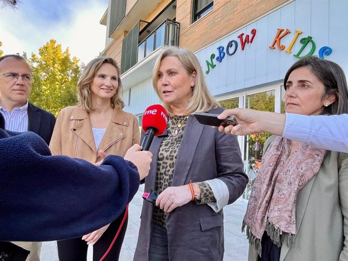 La vicesecretaria de Acción Social del PP extremeño, Teresa Tortonda, junto a la vicesecretaria de Desarrollo Sostenible de la dirección nacional del PP, Paloma Martín, en una visita a un centro de educación infantil en Navalmoral de la Mata