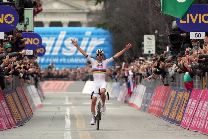 El ciclista esloveno Tadej Pogacar celebra su victoria en el Giro de Lombardía 2024