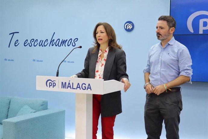 La presidenta del PP de Málaga, Patricia Navarro, en rueda de prensa junto al secretario provincial de la formación, José Ramón Carmona.