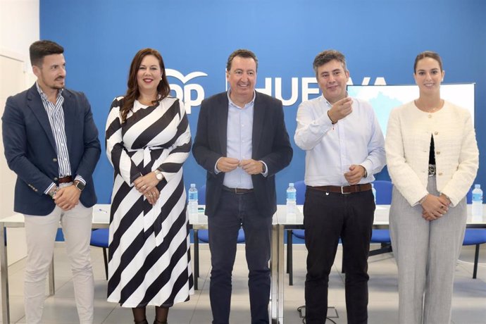 El presidente del PP de Huelva, Manuel Andrés González, junto a los alcaldes de Aljaraque, Adrián Cano; La Palma del Condado, Rocío Moreno; Lepe, Adolfo Verano; y Palos de la Frontera, Milagros Romero.