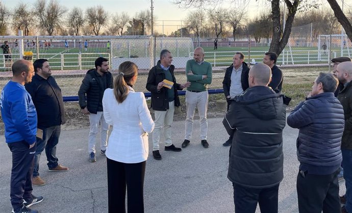 Archivo - El alcalde de Sevilla, José Luis Sanz, en una imagen de archivo con responsables de clubes del Centro Deportivo Vega de Triana.