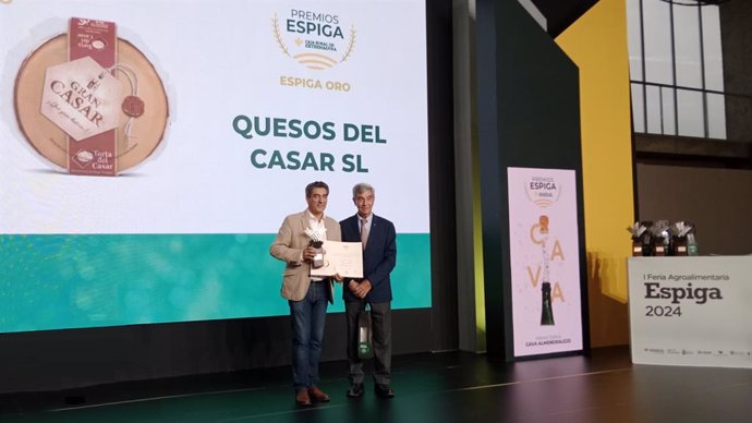 El director de la D.O.P Torta del Casar, Javier Muñoz, recoge el premio de la Espiga de Oro en nombre de la quesería Quesos del Casar