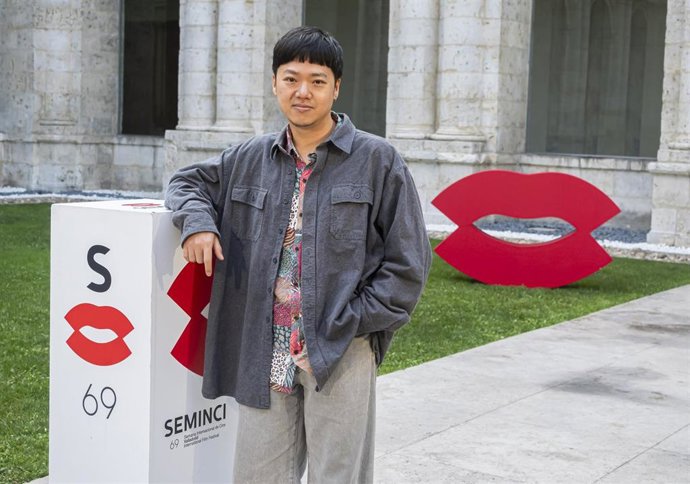 El cineasta singapuriense Yeo Siew Hua en la 'foto del día' de la 69 Seminci, donde presenta 'Stranger eyes'.