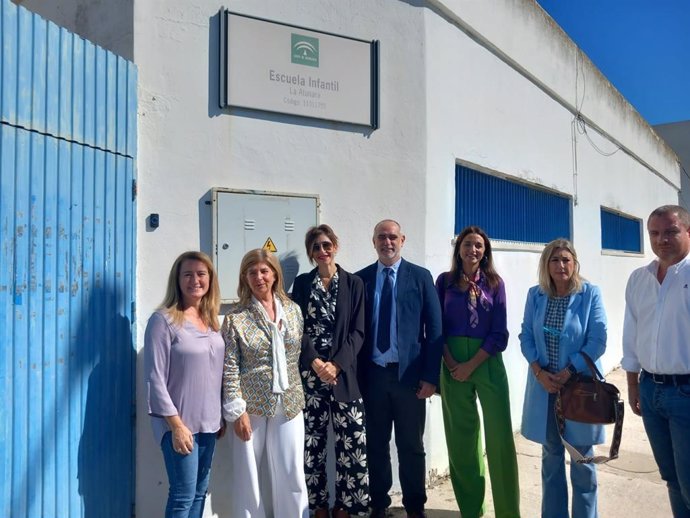 La delegada territorial de Desarrollo Educativo, Formación Profesional, Universidad, Investigación e Innovación en la provincia de Cádiz, Isabel Paredes, en una visita al Centro de Educación Infantil La Atunara en La Línea de la Concepción