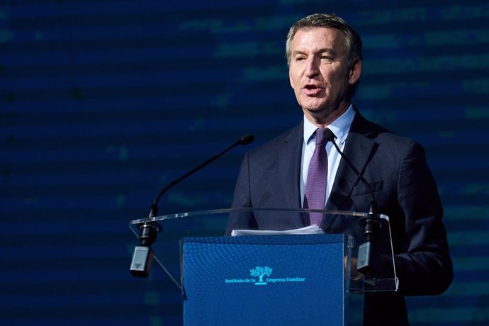 El presidente del Partido Popular, Alberto Núñez Feijóo, durante la primera jornada del XXVII Congreso Nacional de la Empresa Familiar, en el Palacio de Exposiciones, en Santander.