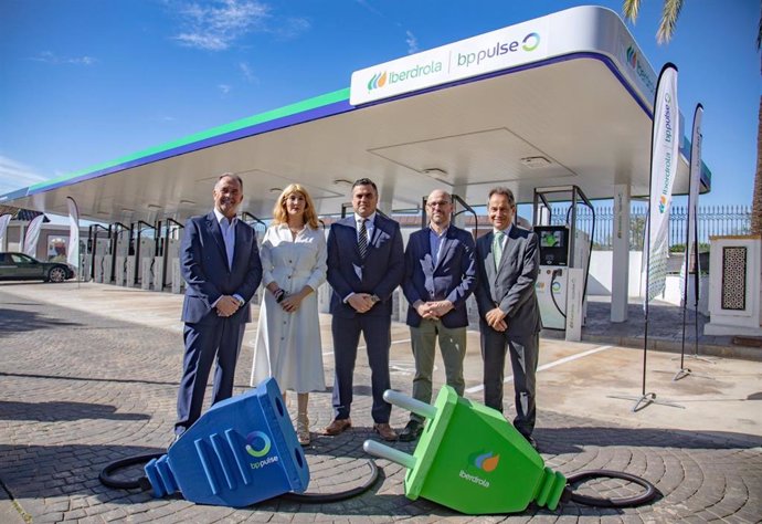 De izquierda a derecha, Julián Martín, de Grupo Abades, la viceconsejera de Industria, Energía y Mina, Ana Vielba, el alcalde de Benacazón, Pedro Oropesa, y el CEO de Iberdrola, Pablo Pirles.