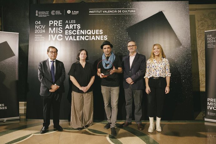 El cofundador de la Teta Calba, Xavo Giménez, arreplega el Premi d'Honor 2024 de les Arts Escniques Valencianes lliurat a María Cárdenas