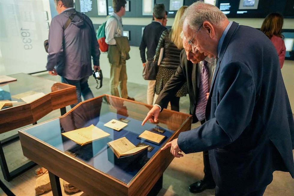 El comisario de la exposición, Alfonso Guerra, en la inauguración de la exposición, a 21 de octubre de 2024, en Sevilla, Andalucía (España). El Rey Felipe VI preside la inauguración de la exposición 'Los Machado: Retrato de familia'