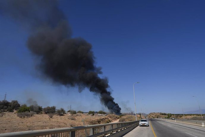 Columna de humo en el norte de Israel tras el impacto de proyectiles disparados desde Líbano