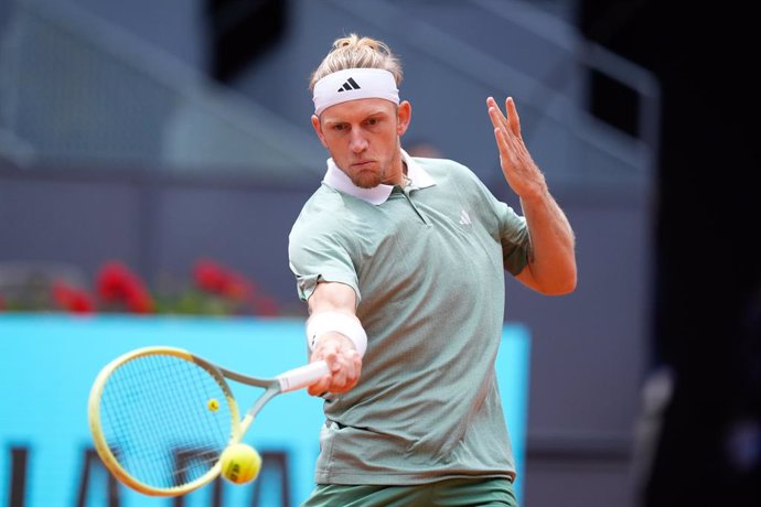 Archivo - Alejandro Davidovich Fokina of Spain in action against Andrey Rublev of Russia during the Mutua Madrid Open 2024, ATP Masters 1000 and WTA 1000, tournament celebrated at Caja Magica on April 28, 2024 in Madrid, Spain.