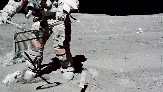 El astronauta John W. Young recoge muestras de regolito lunar.