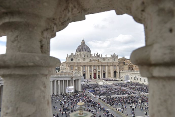 Cientos de personas asisten a la celebración de la proclamación de nuevos santos de la Iglesia Católica en la Jornada Mundial de las Misiones 2024, en el Vaticano, a 20 de octubre de 2024, en Ciudad del Vaticano. Los beatos Manuel Ruiz López y siete miemb