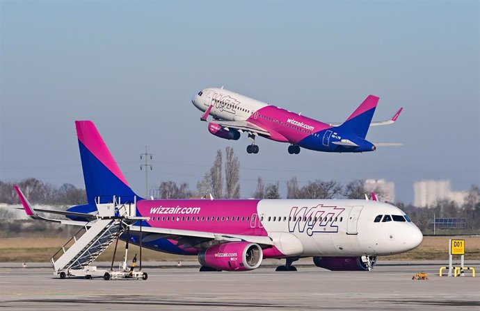 Archivo - FILED - 28 March 2022, Brandenburg, Schoenefeld: Passenger aircraft of the airline Wizz Air stand on the grounds of the Capital Airport Berlin-Brandenburg (BER). Hungarian low-cost airline Wizz Air Holdings has vowed to better handle an expected