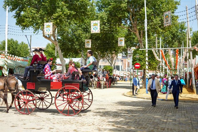 Archivo - Coche de caballos pasean por la feria