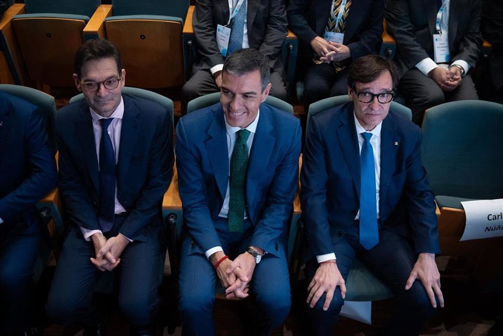 El presidente del gobierno, Pedro Sánchez (3i) junto al presidente de la Generalidad de Cataluña, Salvador Illa(1d) y el presidente de Prisa, Joseph Oughourlian(2i), durante la apertura del evento 'World in Progress' de Grupo Prisa, a 14 de octubre de 2