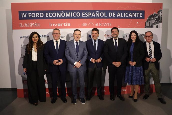 El 'president' de la Generalitat, Carlos Mazón, y el alcalde de Alicante, Luis Barcala, entre otras personalidades, en el IV Foro Económico Español de Alicante, organizado por el periódico 'El Español'.