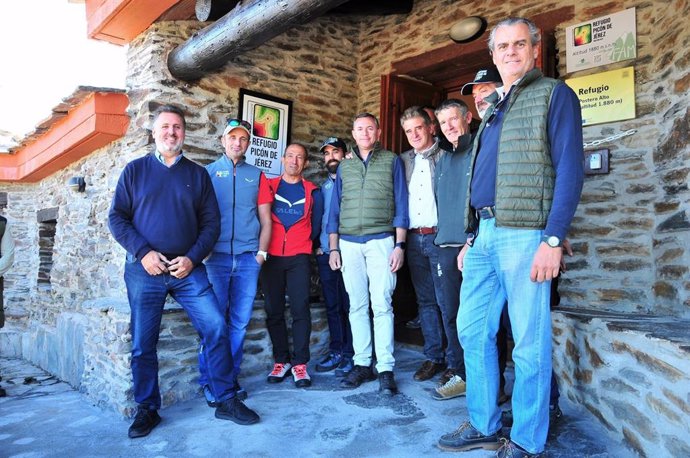 Visita al Postero Alto, con el delegado de Sostenibilidad de la Junta en Granada, Manuel Francisco García, a la izquierda en la imagen, y el director del espacio natural de Sierra Nevada, Francisco Muñoz, a la derecha