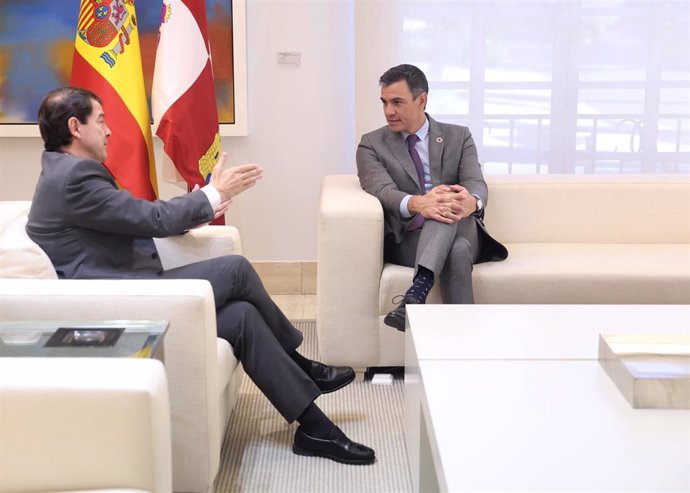 Archivo - El presidente la Junta de Castilla y León, Alfonso Fernández Mañueco (i) y el presidente del Gobierno, Pedro Sánchez (d), durante su reunión en el Palacio de La Moncloa, a 28 de julio de 2022.