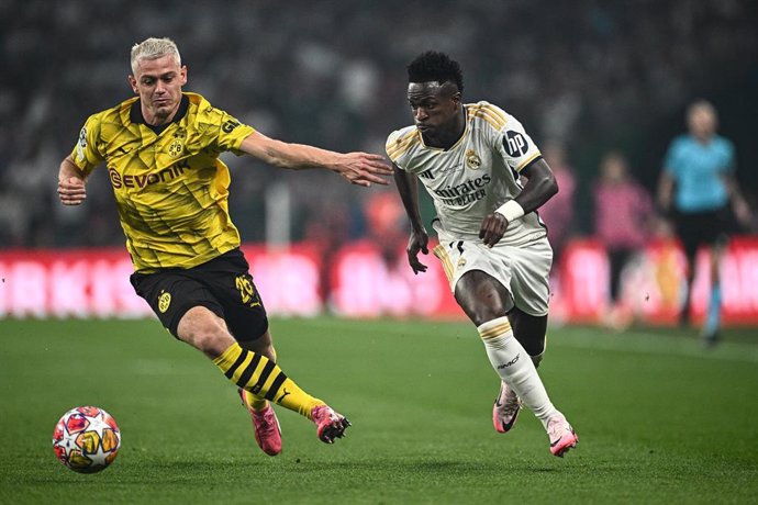 Archivo - El lateral del Borussia Dortmund Julian Ryerson intenta quitarle el balón al delantero del Real Madrid Vinícius Júnior en la final de la Liga de Campeones en 2024.