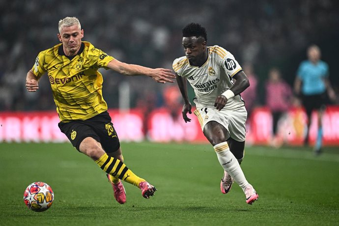 Archivo - 01 June 2024, United Kingdom, London: Dortmund's Julian Ryerson (L) and Madrid's Vinicius Junior battle for the ball during the UEFA Champions League final soccer match between Borussia Dortmund and Real Madrid CF at Wembley Stadium. Photo: Tom 