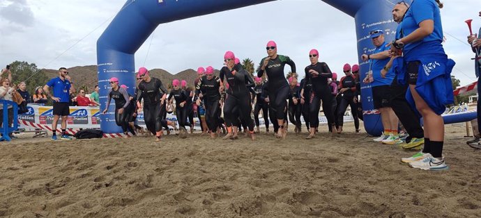 Participantes iniciando la carrera a pie durante el XII Triatlón Cabo de Gata-Níjar.