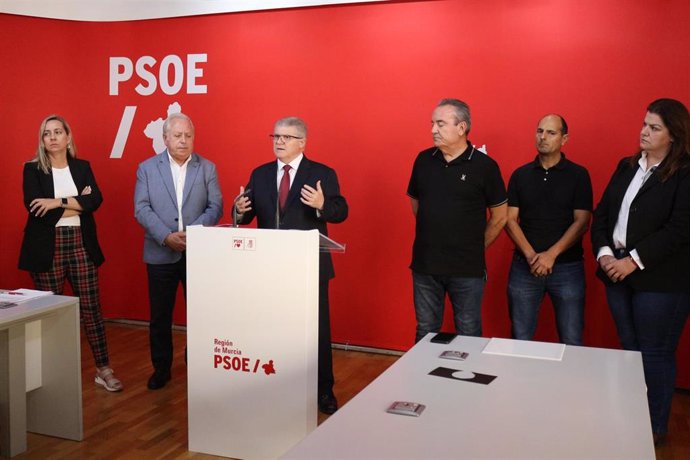 El secretario general del PSOE de la Región de Murcia, José Vélez, en una rueda de prensa junto a los secretarios generales de CCOO y UGT, Santiago Navarro y Antonio Jiménez, respectivamente, y miembros de los sindicatos