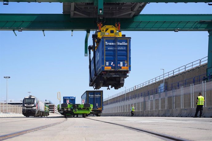 Archivo - Obras durante la inauguración de la autopista ferroviaria Valencia-Madrid, en el Puerto de Valencia, a 22 de julio de 2024, en Valencia, Comunidad Valenciana (España). 