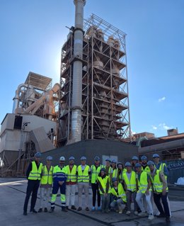 Un grupo de estudiantes visita una fábrica de Cementos Portland Valderrivas.