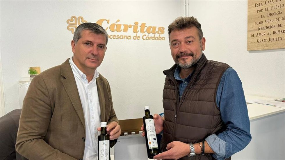 Acosta (izda.) en la entrega de aceite a entidades benéficas.