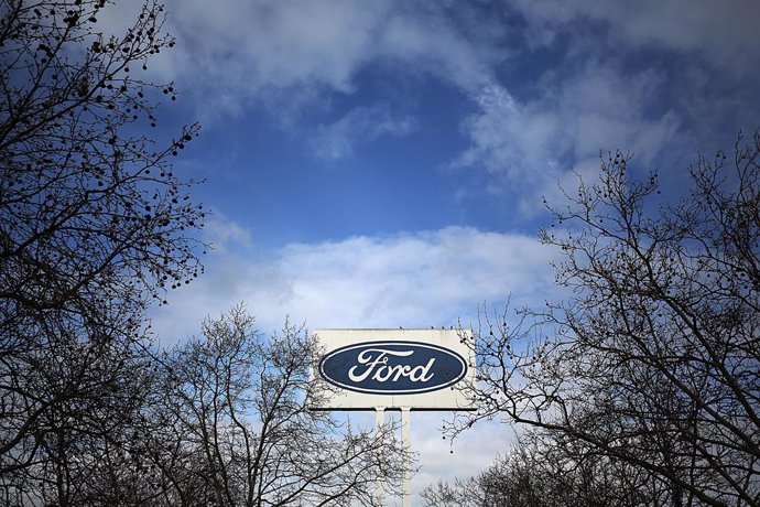 Archivo - FILED - 26 March 2019, North Rhine-Westphalia, Cologne: A sign with the Ford logo stands in front of Ford plant in Cologne. 