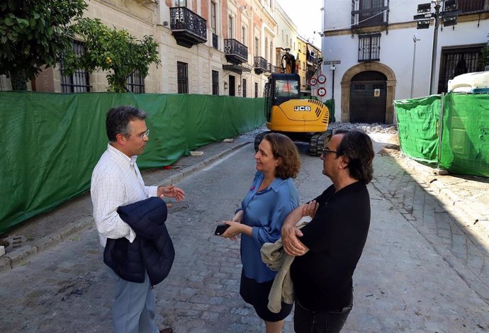 La delegada de Urbanismo en el Ayuntamiento de Jerez de la Frontera (Cádiz), Belén de la Cuadra, en una visita a las obras en la calle Tornería.