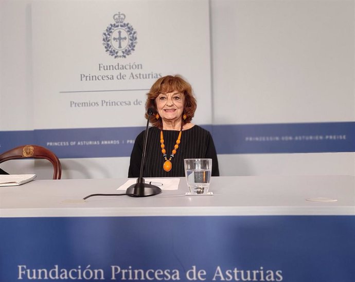 La poetisa rumana Ana Blandiana en rueda de prensa en Oviedo con motivo de su distinción con el Premio Princesa de Asturias de las Letras 2024.