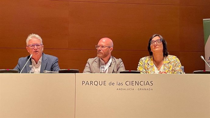 El director del Parque de las Ciencias, Luis Alcalá, el director general de Formación Profesional de la Junta de Andalucía, Florentino Santos, y la delegada de Desarrollo Educativo en Granada, María José Martín, de izquierda a derecha en la imagen