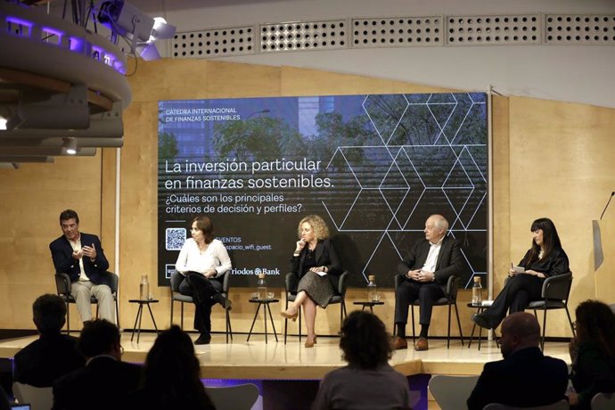 Mesa redonda sobre la inversión particular en finanzas sostenibles, en el marco de la presentación del estudio de UPF y Triodos Bank presentado en Madrid este lunes