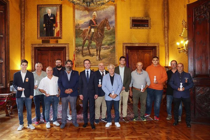 El presidente del Consell de Mallorca, Llorenç Galmés, recibe a deportistas de tiro de hélice