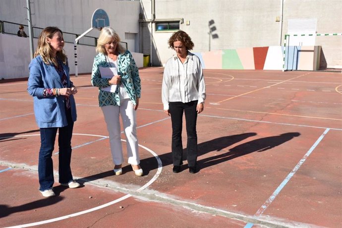 Mercedes Colombo con la alcaldesa de Prado del Rey en el patio del Colegio Pablo de Olavide.