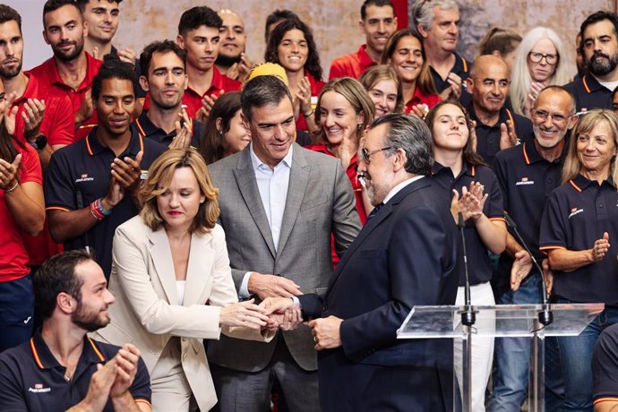 Archivo - La ministra de Educación, Formación Profesional y Deportes, Pilar Alegría; el presidente del Gobierno, Pedro Sánchez; y el presidente del Comité Paralímpico Español, Miguel Carballeda