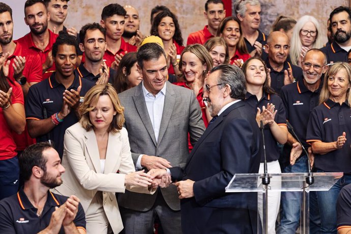 Archivo - (I-D) La ministra de Educación, Formación Profesional y Deportes, Pilar Alegría; el presidente del Gobierno, Pedro Sánchez, y el presidente del Comité Paralímpico Español y presidente de la ONCE, Miguel Carballeda, durante la recepción que Sánch