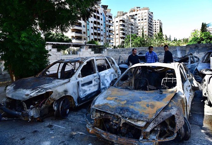 Archivo - DAMASCUS, July 14, 2024  -- Charred and destroyed cars are pictured after an Israeli missile attack in Damascus, Syria, July 14, 2024. A series of Israeli attacks hit targets in the Syrian capital after midnight Sunday, causing explosions to rev