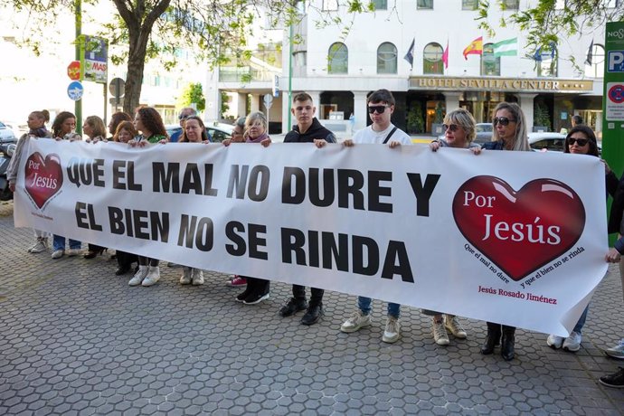 Archivo - La madre de la víctima, Maria del Carmen Jiménez (2d), durante la concentración ante el Juzgado de Menores el día del comienzo del juicio 