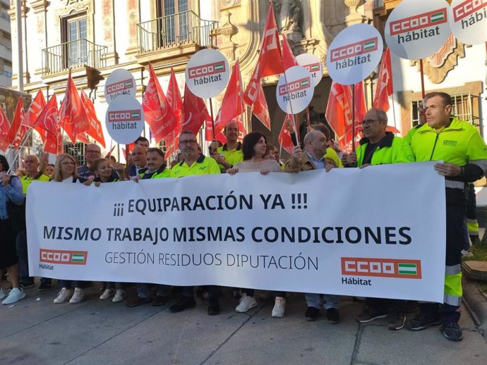 Concentración de CCOO a las puertas del Palacio de la Merced.